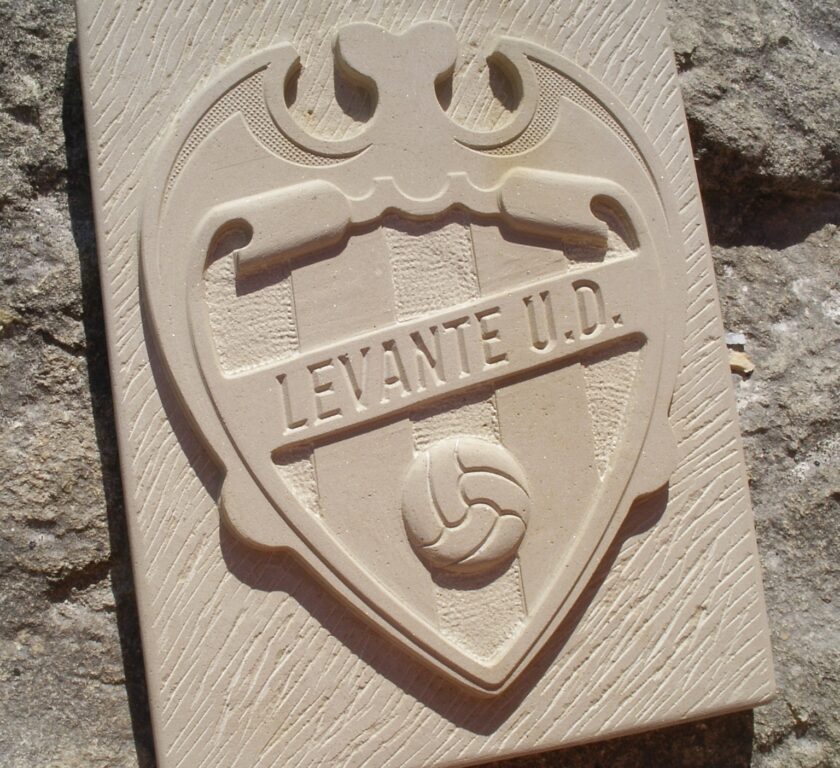escudos de fútbol en piedra