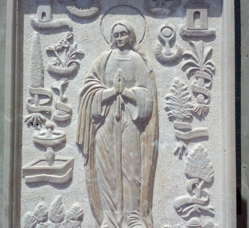 relieve religioso virgen en piedra