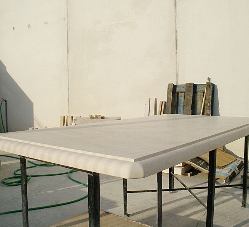 mesa de mármol con bordes redondeados. Un tipo de mesas de piedra