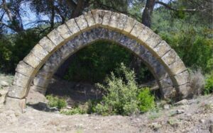 antiguos arcos de piedra apuntados