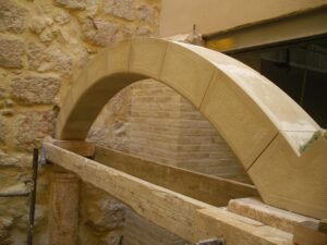 montaje de arcos de piedra de 7 dovelas