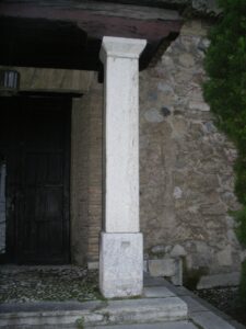 columna de base cuadrada de piedra rústica