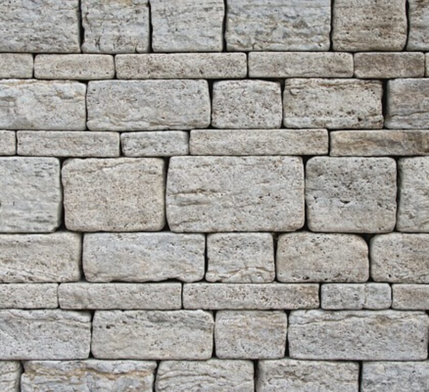 los muros de piedra pueden ser con gran trabajo de talla