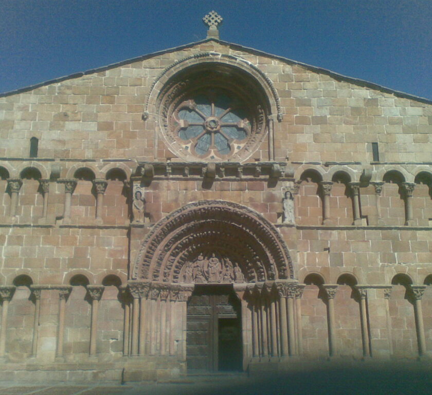 buen ejemplo de las iglesias románicas de España