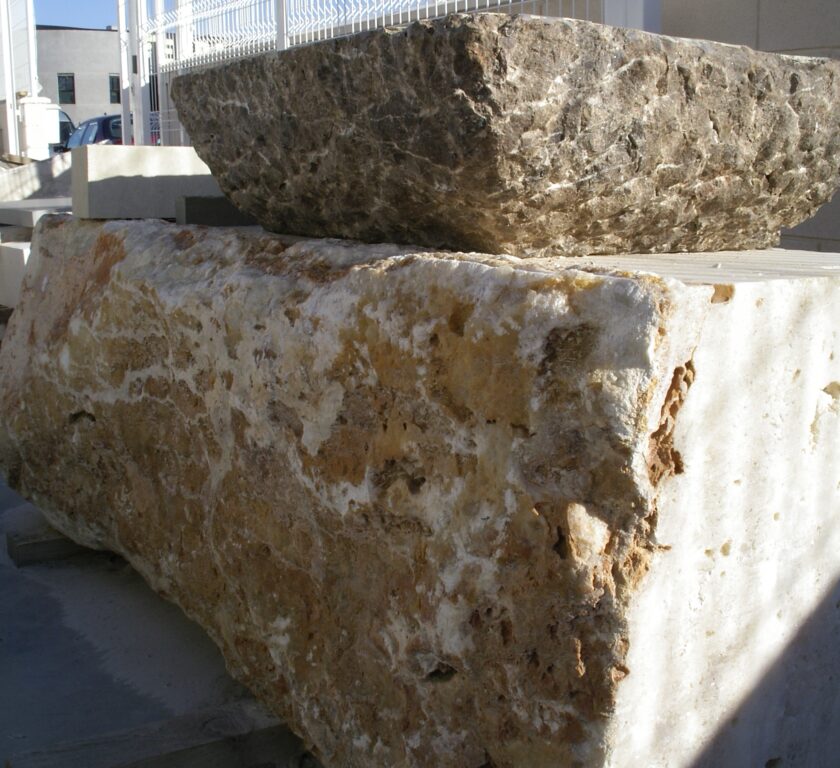 bloque y pila de la piedra natural de la zona