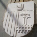 escudos heráldicos para colegios en piedra caliza blancas