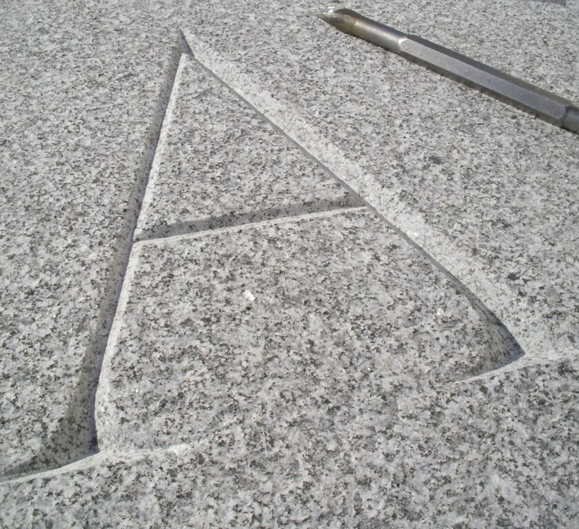 letras inscritas en granito